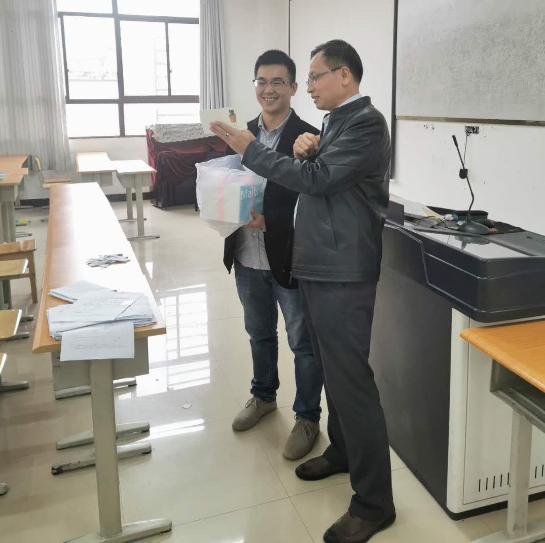 经济与管理学院教师过生日 浓浓深情暖人心(图2) 经济与管理学院教师过生日 浓浓深情暖人心(图2)