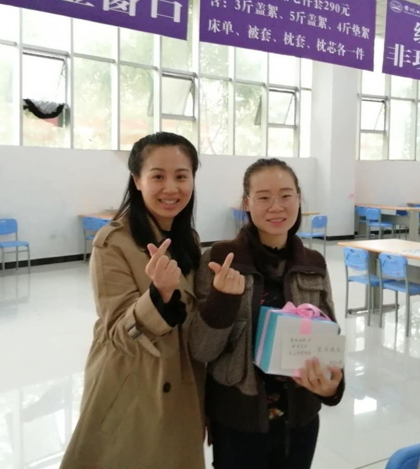 经济与管理学院教师过生日 浓浓深情暖人心(图1) 经济与管理学院教师过生日 浓浓深情暖人心(图1)