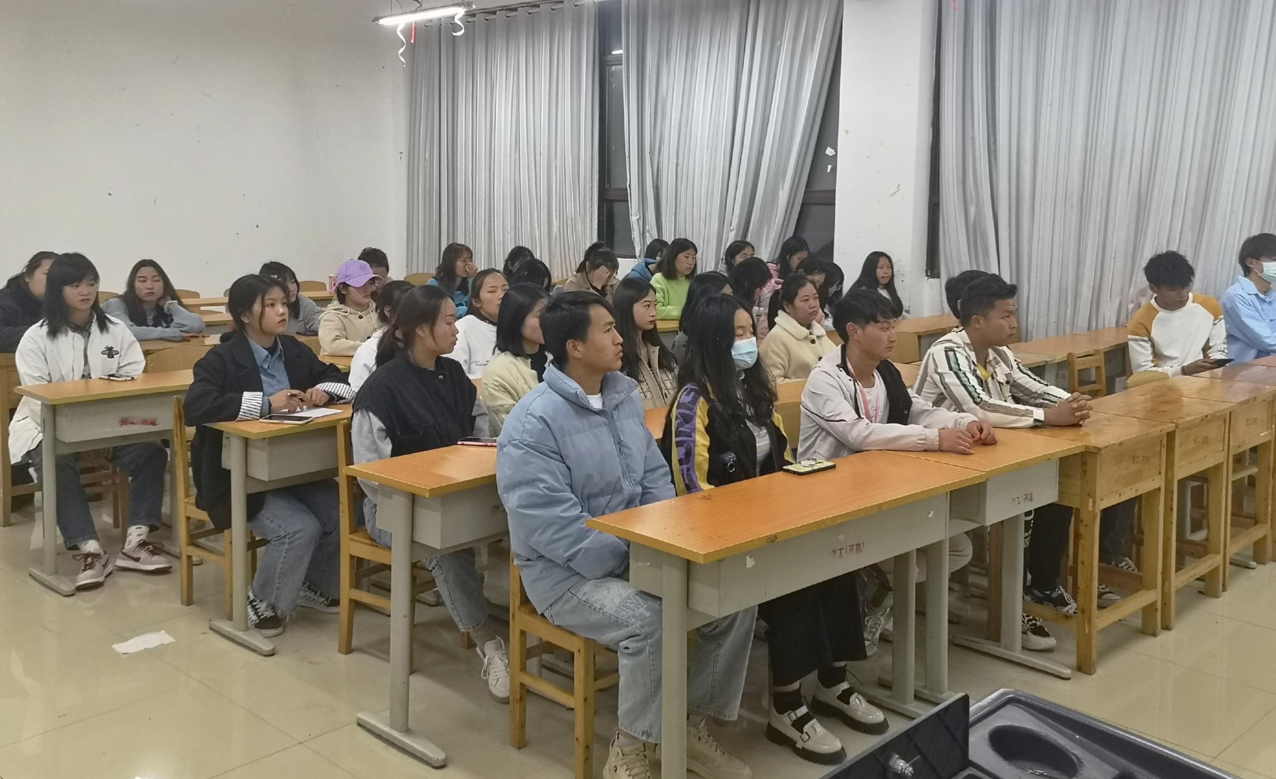 经济与管理学院召开公寓团支部例会(图2) 经济与管理学院召开公寓团支部例会(图2)