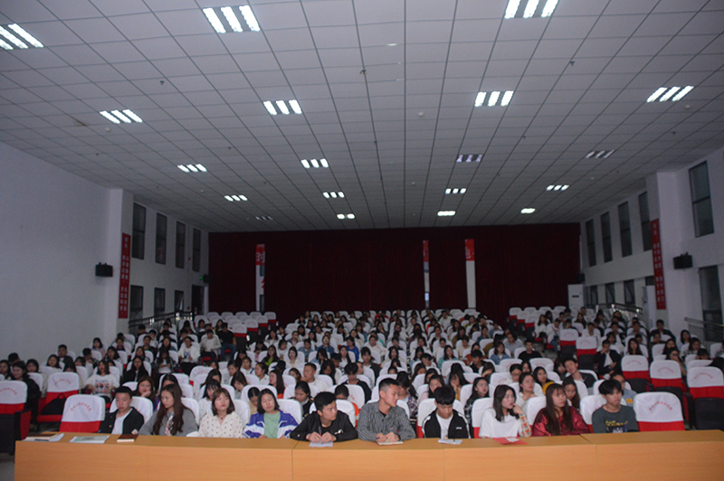 坚定实施区域协调发展战略——校长刘吾康教授为学生作形势与政策专题报告(图1) 坚定实施区域协调发展战略——校长刘吾康教授为学生作形势与政策专题报告(图1)