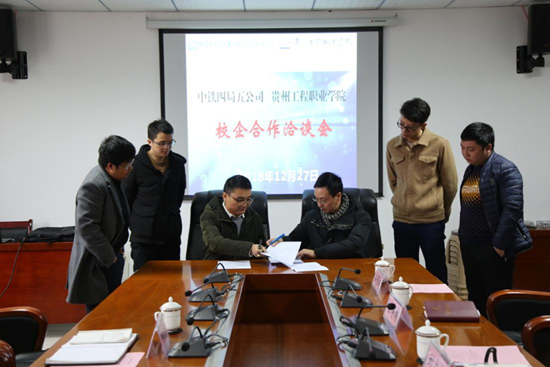 beat365与中铁四局五公司签订校企合作协议(图1) beat365与中铁四局五公司签订校企合作协议(图1)