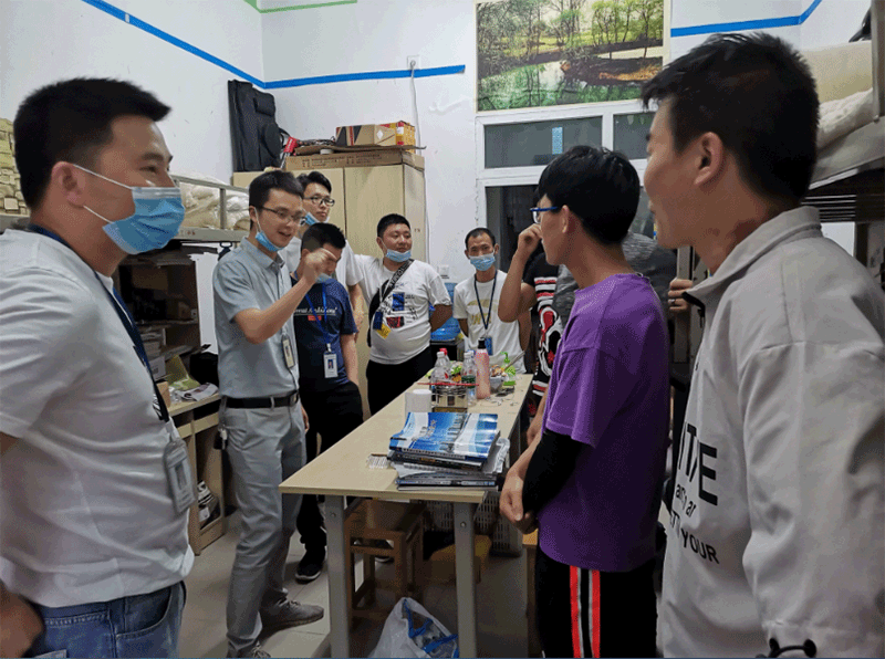 建筑工程学院党政班子、教师代表 赴学生宿舍慰问高职返校学生(图1) 建筑工程学院党政班子、教师代表 赴学生宿舍慰问高职返校学生(图1)