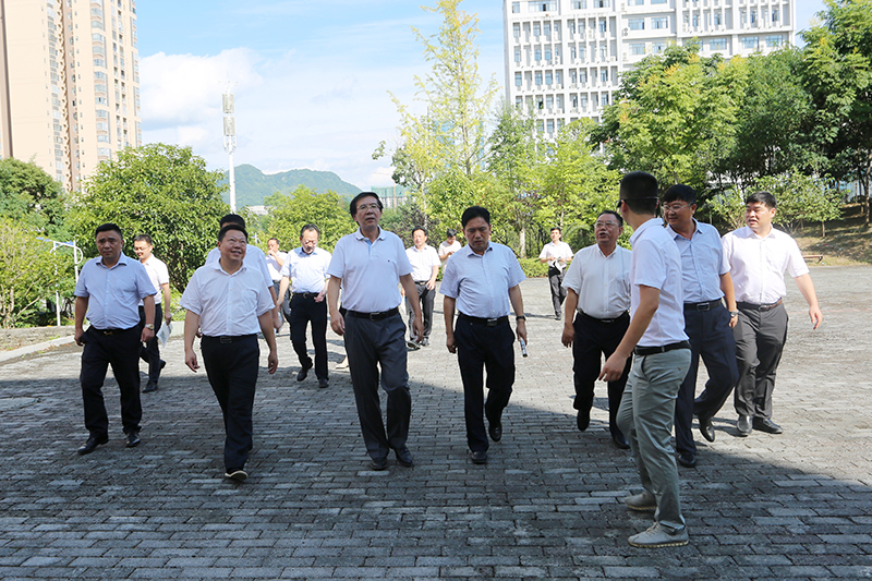 贵州省人大常委会副主任李飞跃一行到beat365调研(图1)