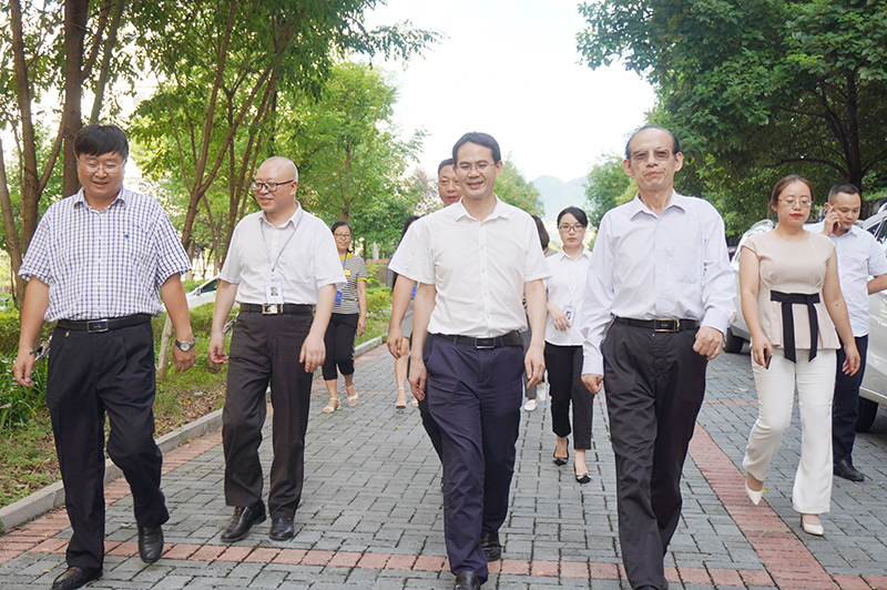 德江县常务副县长刘祖辉到beat365看望教师(图1) 德江县常务副县长刘祖辉到beat365看望教师(图1)