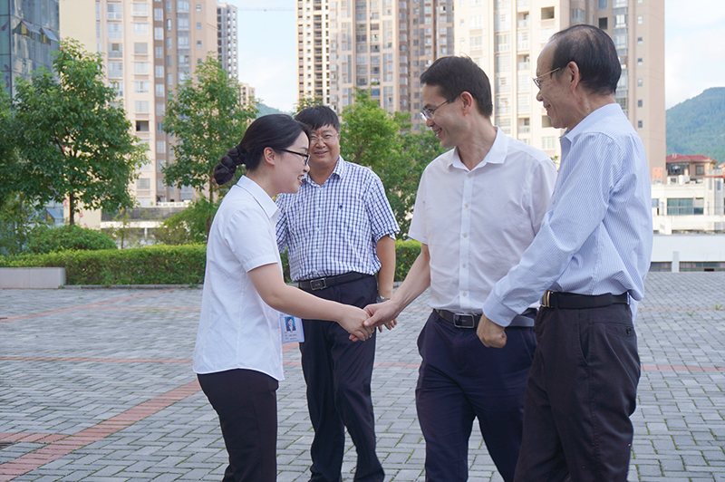 德江县常务副县长刘祖辉到beat365看望教师(图2) 德江县常务副县长刘祖辉到beat365看望教师(图2)