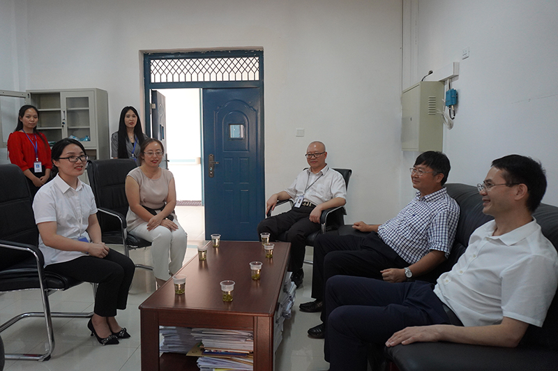 德江县常务副县长刘祖辉到beat365看望教师(图3) 德江县常务副县长刘祖辉到beat365看望教师(图3)