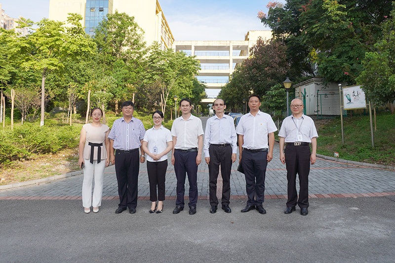 德江县常务副县长刘祖辉到beat365看望教师(图4) 德江县常务副县长刘祖辉到beat365看望教师(图4)