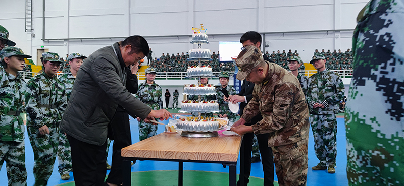 军训暖心事丨43名新同学的集体生日(图2) 军训暖心事丨43名新同学的集体生日(图2)