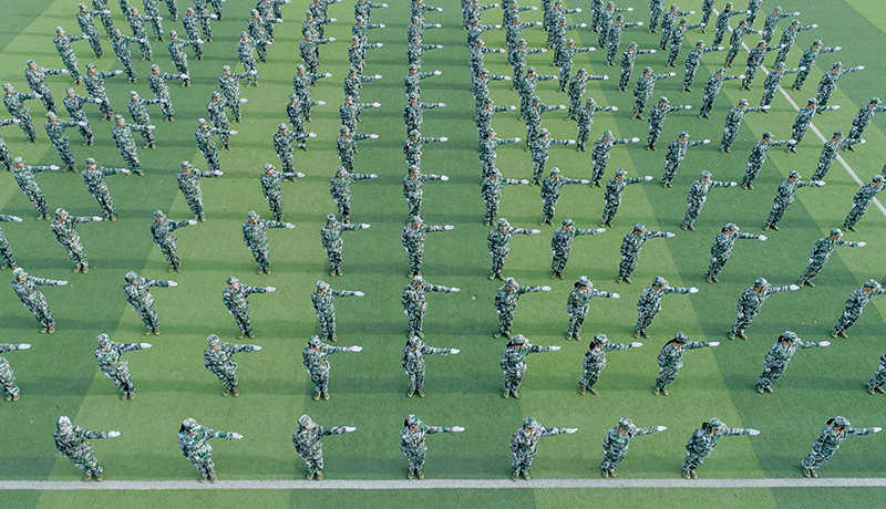 beat365英国官方网站举行2020级新生军训结训暨开学典礼(图15)