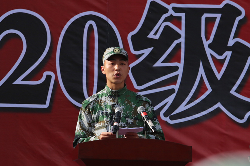 beat365英国官方网站举行2020级新生军训结训暨开学典礼(图11)