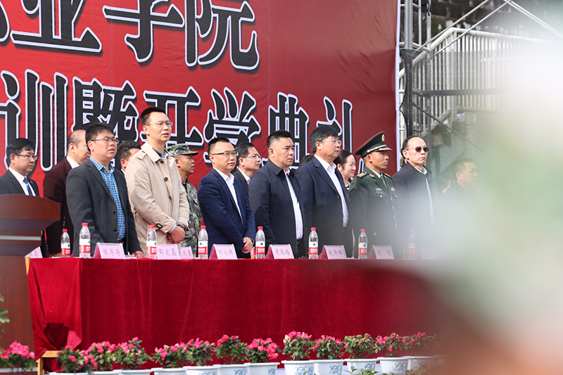 beat365英国官方网站举行2020级新生军训结训暨开学典礼(图2)