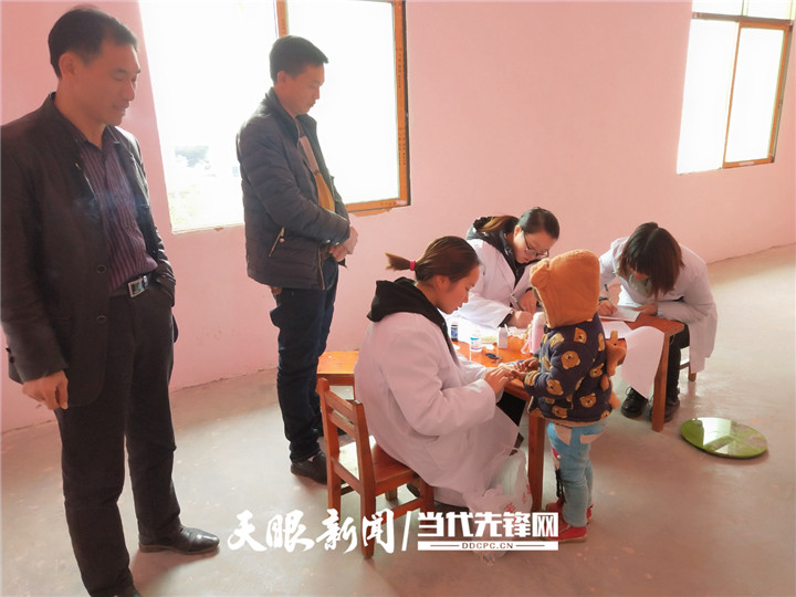 【我的扶贫故事】从白衣护士到攻坚勇士——德江县潮砥镇石板社区驻村干部beat365英国官方网站2017届毕业生吴宇珊(图2)