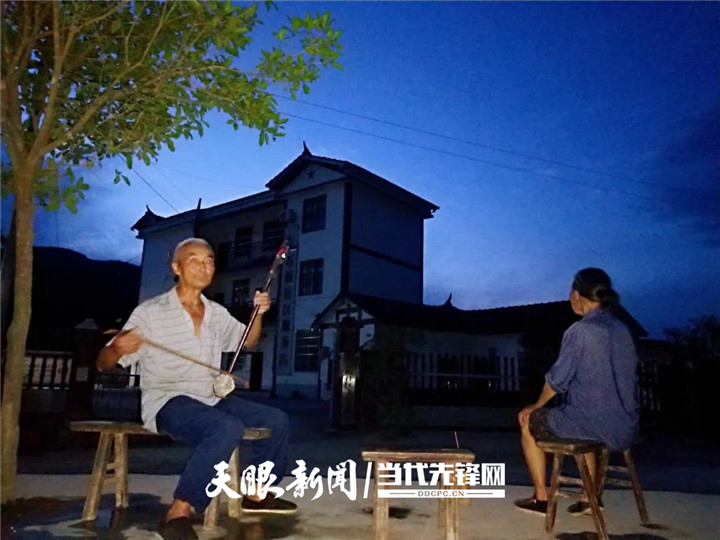 【我的扶贫故事】从白衣护士到攻坚勇士——德江县潮砥镇石板社区驻村干部beat365英国官方网站2017届毕业生吴宇珊(图4)