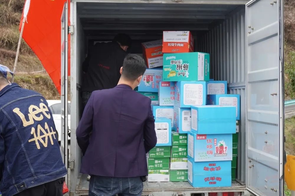 beat365英国官方网站下乡慰问疫情防控人员(图1)