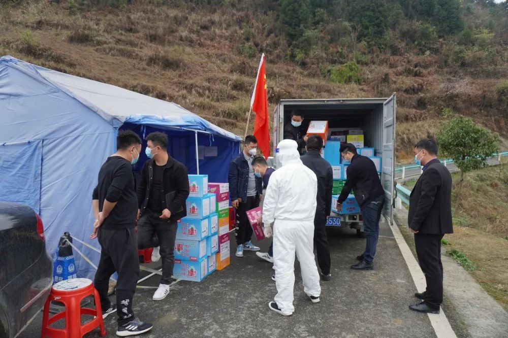 beat365英国官方网站下乡慰问疫情防控人员(图2)