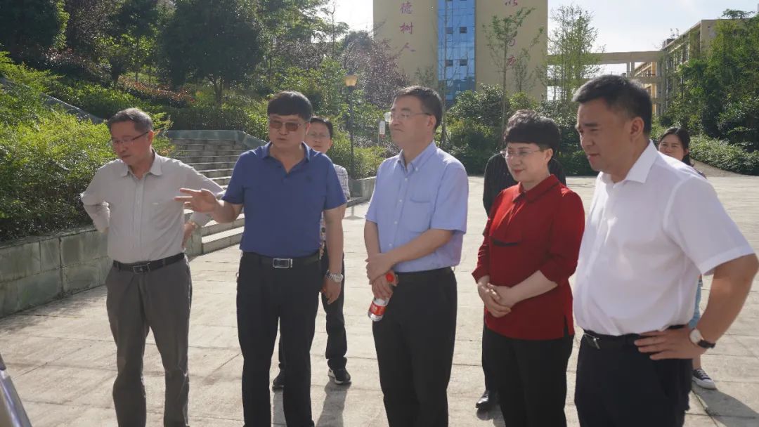 铜仁市政协到beat365英国官方网站开展“走访委员企业、服务市场主体”调研活动(图1)