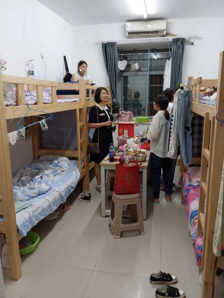 情系学子暖人心——药学院院长深入企业慰问顶岗实习学生(图1) 情系学子暖人心——药学院院长深入企业慰问顶岗实习学生(图1)