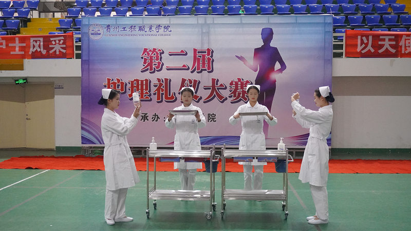 展礼仪文化·扬职业风采——护理学院隆重举行beat365英国官方网站第二届护理礼仪大赛开幕式暨选拔赛初赛(图8) 展礼仪文化·扬职业风采——护理学院隆重举行beat365英国官方网站第二届护理礼仪大赛开幕式暨选拔赛初赛(图8)