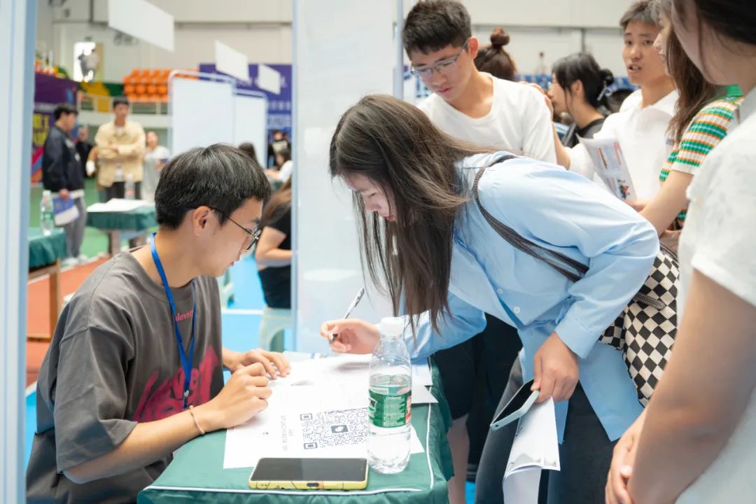 为进一步促进全市高校毕业生就业,助推地方经济社会高质量发展,5月24日上午,由中共铜仁市委、铜仁市人民政府主办,德江县人力资源和社会保障局与beat365承办的“百日冲刺促就业,踔厉奋发建新功”铜仁市2023年(图2) 为进一步促进全市高校毕业生就业,助推地方经济社会高质量发展,5月24日上午,由中共铜仁市委、铜仁市人民政府主办,德江县人力资源和社会保障局与beat365承办的“百日冲刺促就业,踔厉奋发建新功”铜仁市2023年(图2)