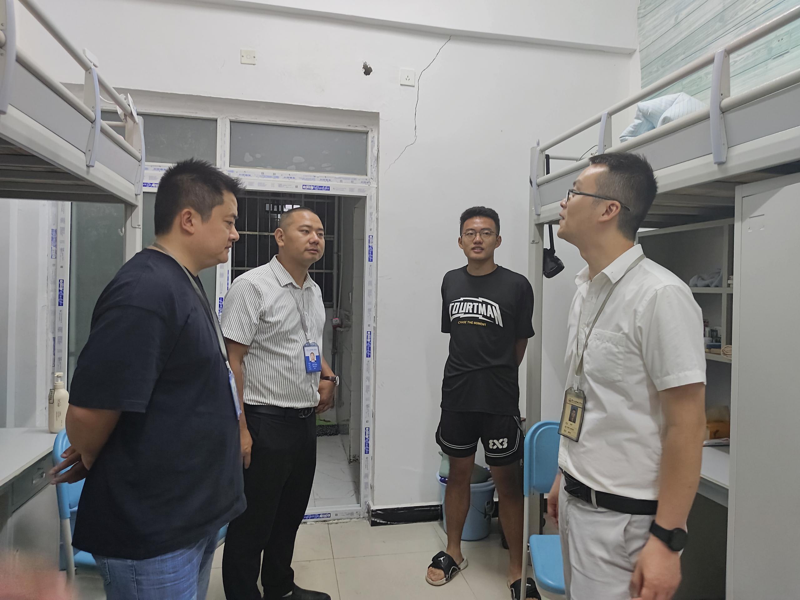 温“新”关爱 暖心走访 共赴新程——建筑工程学院领导深入2023级新生宿舍走访慰问(图1) 温“新”关爱 暖心走访 共赴新程——建筑工程学院领导深入2023级新生宿舍走访慰问(图1)