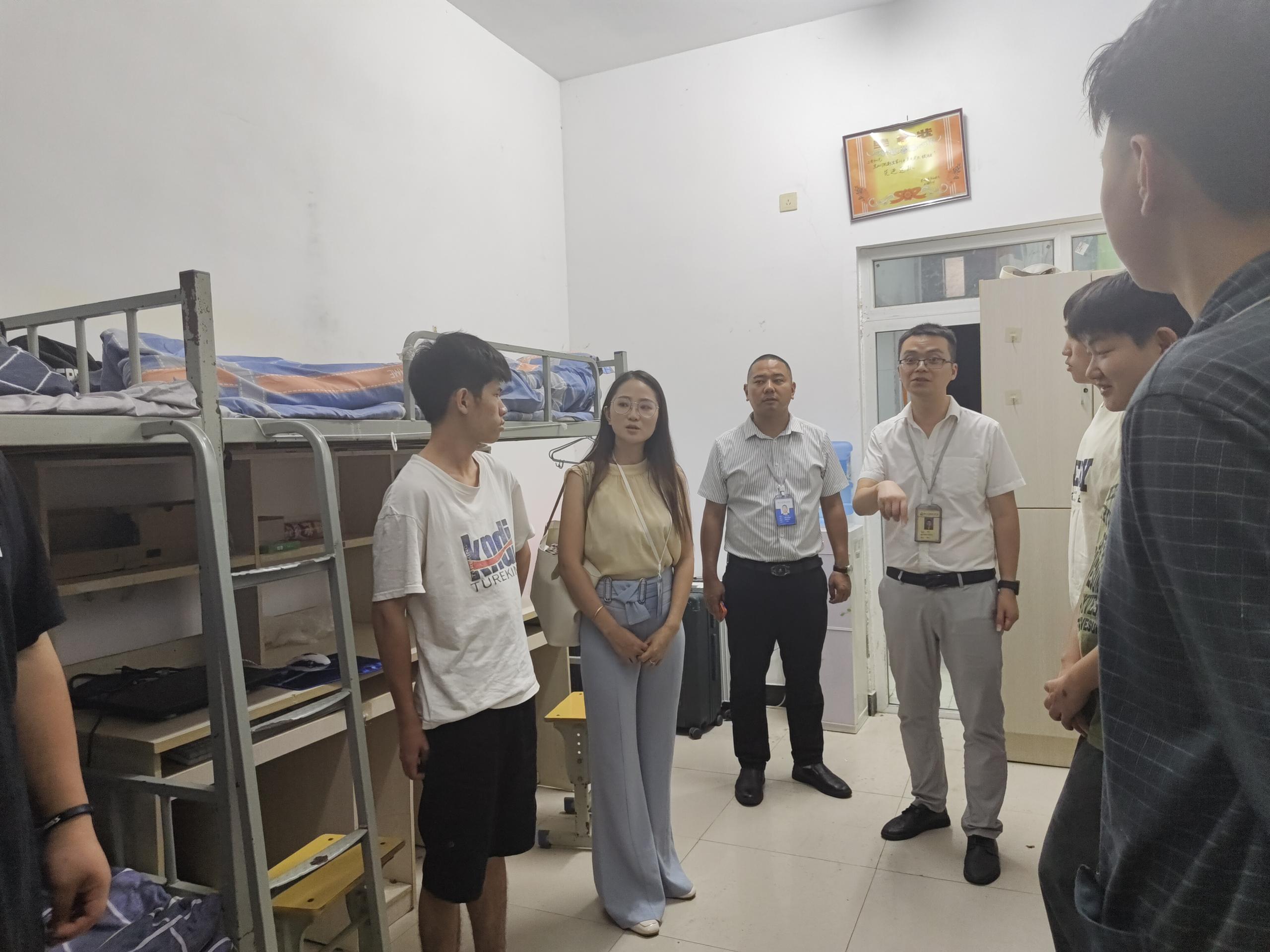 温“新”关爱 暖心走访 共赴新程——建筑工程学院领导深入2023级新生宿舍走访慰问(图2) 温“新”关爱 暖心走访 共赴新程——建筑工程学院领导深入2023级新生宿舍走访慰问(图2)