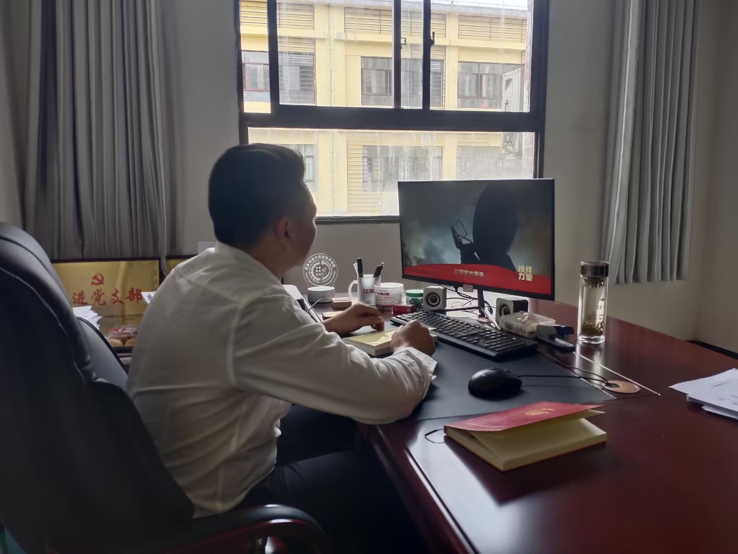 榜样如炬，追光前行—beat365全体教师党员收看《榜样的力量（第二季）》专题节目(图5)