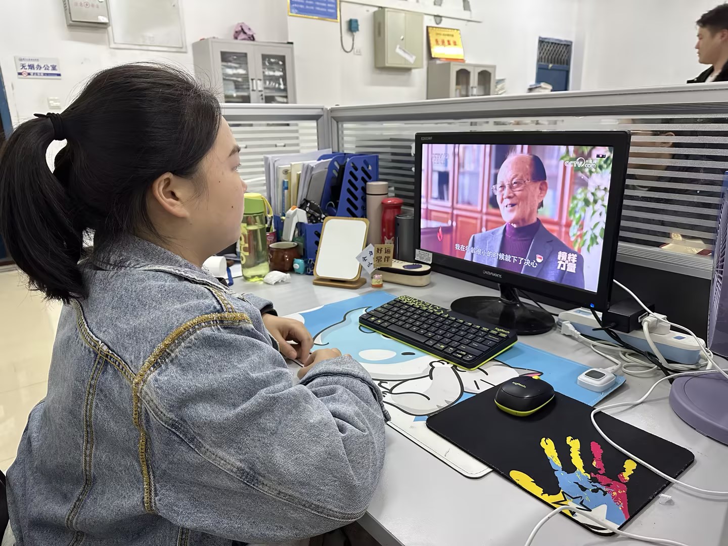 榜样如炬，追光前行—beat365全体教师党员收看《榜样的力量（第二季）》专题节目(图6)