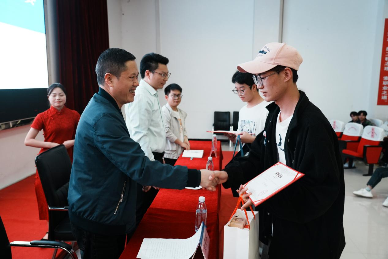 匠心筑梦 职创未来| beat365装备制造与信息技术学院“技能活动月”系列活动圆满结束(图10)