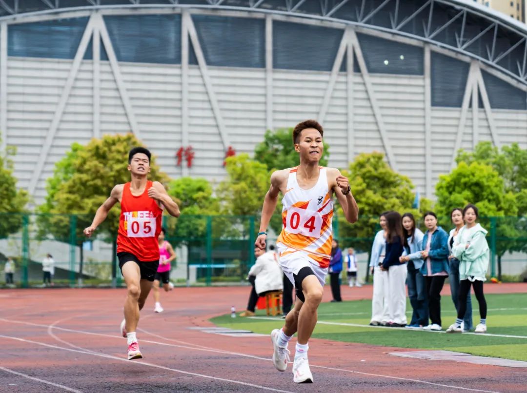 拼搏不落幕 青春正当时丨beat365英国官方网站第九届田径运动会圆满闭幕(图21) 拼搏不落幕 青春正当时丨beat365英国官方网站第九届田径运动会圆满闭幕(图21)