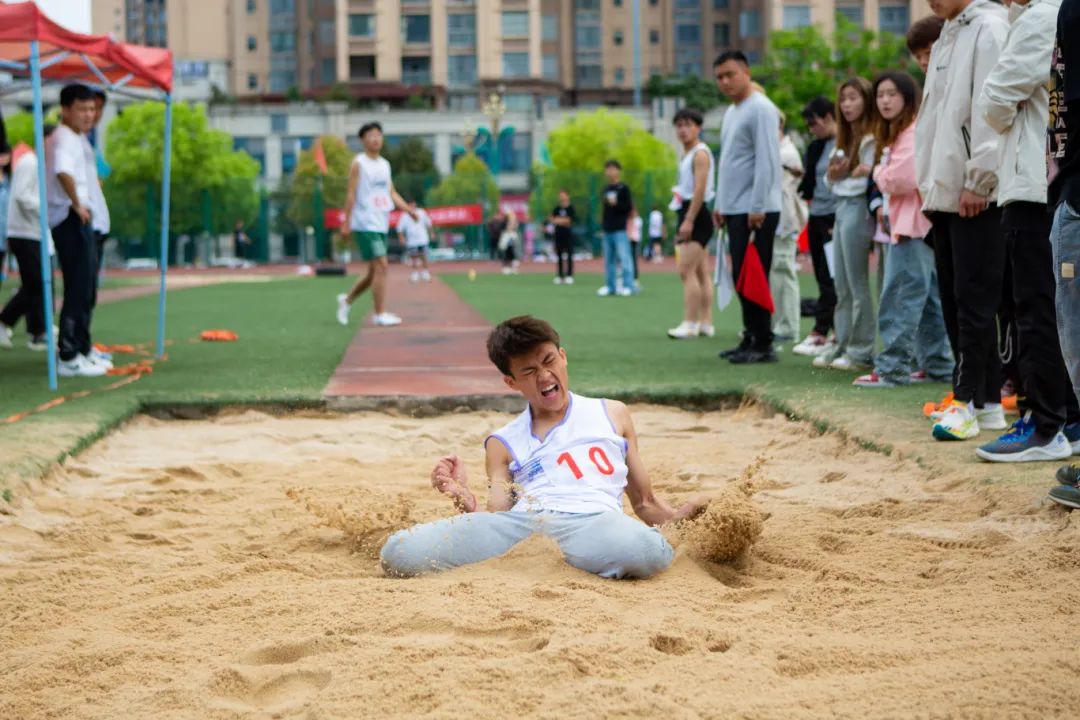 拼搏不落幕 青春正当时丨beat365英国官方网站第九届田径运动会圆满闭幕(图13) 拼搏不落幕 青春正当时丨beat365英国官方网站第九届田径运动会圆满闭幕(图13)