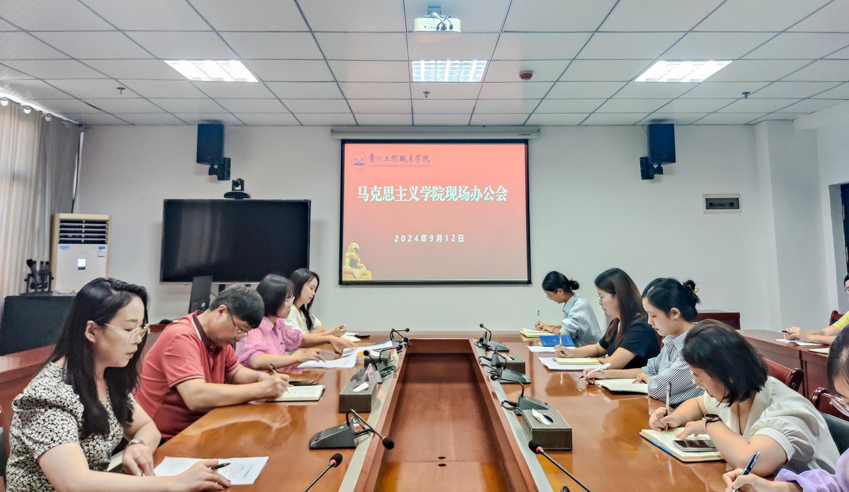 beat365英国官方网站党委书记陈健同志到 马克思主义学院召开现场指导办公会(图1)