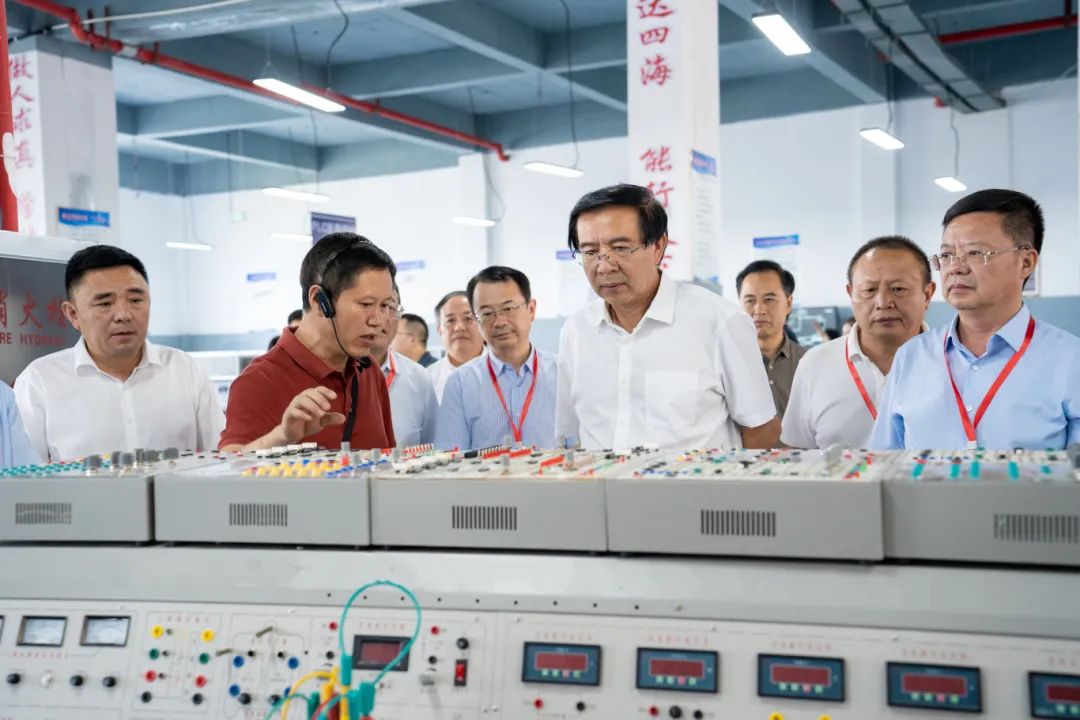 省十四届人大铜仁代表团代表到beat365英国官方网站集中视察调研(图1)