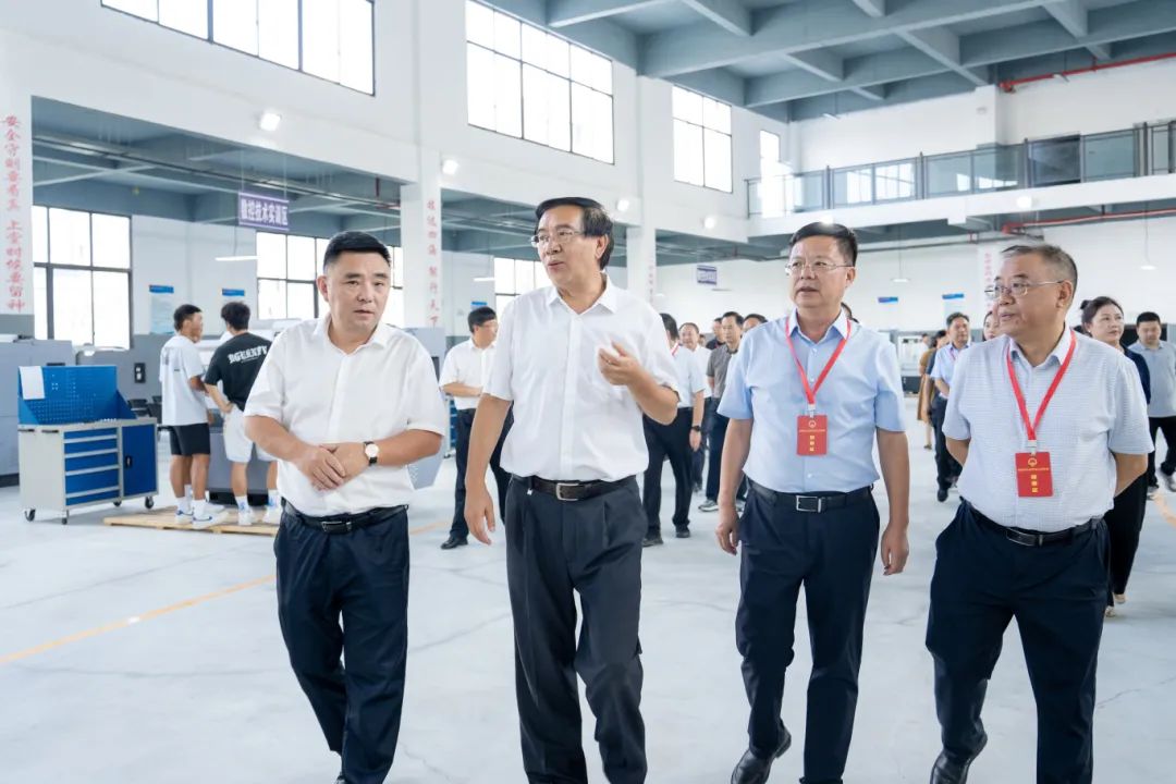 省十四届人大铜仁代表团代表到beat365英国官方网站集中视察调研(图2)