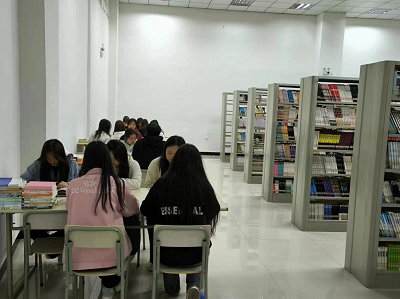 护理学院团总支开展“世界读书日”活动(图2) 护理学院团总支开展“世界读书日”活动(图2)