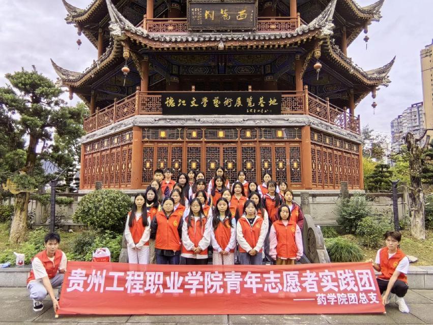 青春践行使命,共筑禁毒防艾长城——药学院青年志愿者实践团禁毒防艾宣传活动(图1) 青春践行使命,共筑禁毒防艾长城——药学院青年志愿者实践团禁毒防艾宣传活动(图1)