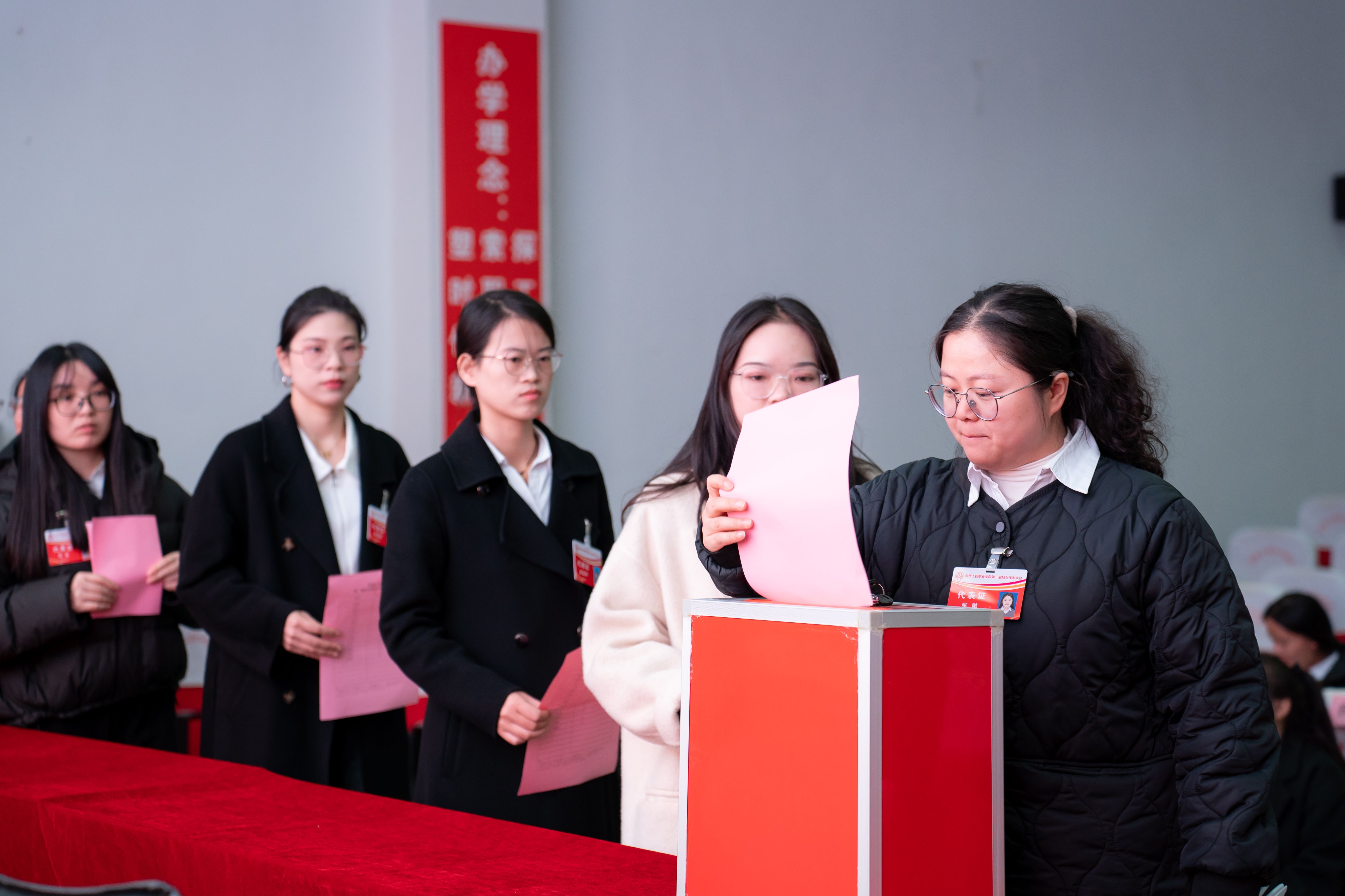 beat365英国官方网站妇女联合会成立暨妇女第一次代表大会胜利召开(图6)