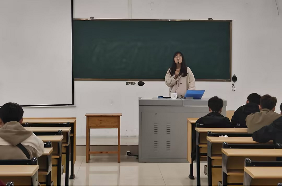 人工智能与信息工程学院开展2025年春季学期开学第一课暨收心班会(图5) 人工智能与信息工程学院开展2025年春季学期开学第一课暨收心班会(图5)