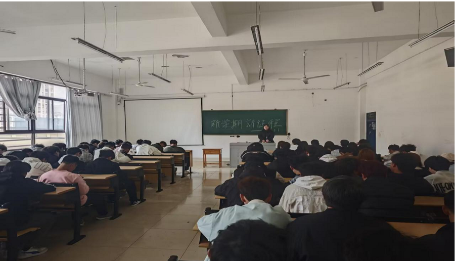 安全教育筑根基 成长规划启新程——智能制造学院召开开学第一课及安全教育主题班会(图1)