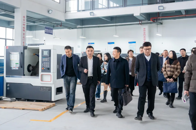 温州市人力资源和社会保障局一行来校调研座谈(图1) 温州市人力资源和社会保障局一行来校调研座谈(图1)