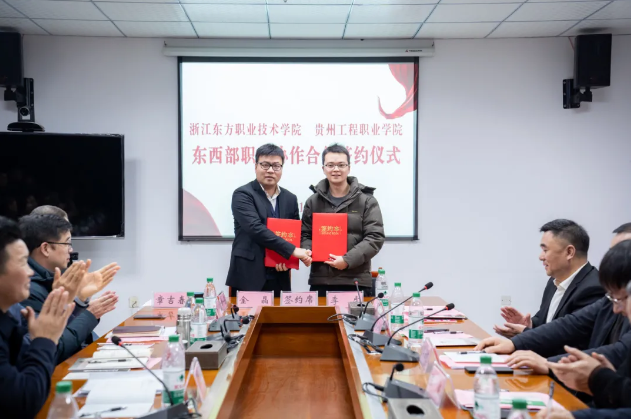 温州市人力资源和社会保障局一行来校调研座谈(图6) 温州市人力资源和社会保障局一行来校调研座谈(图6)