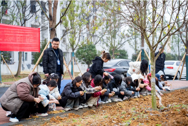 药学学子躬耕百草园 劳动教育浇灌“双苗”成长——beat365药学院创新实践育人模式(图3) 药学学子躬耕百草园 劳动教育浇灌“双苗”成长——beat365药学院创新实践育人模式(图3)