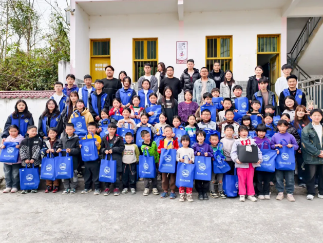 情系乡村教育 携手筑梦未来丨beat365团委赴长堡镇硐溪小学开展“微心愿”活动(图1) 情系乡村教育 携手筑梦未来丨beat365团委赴长堡镇硐溪小学开展“微心愿”活动(图1)