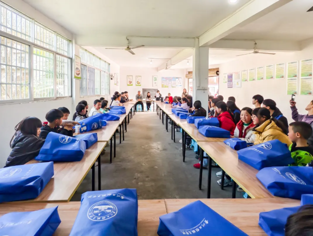 情系乡村教育 携手筑梦未来丨beat365团委赴长堡镇硐溪小学开展“微心愿”活动(图2) 情系乡村教育 携手筑梦未来丨beat365团委赴长堡镇硐溪小学开展“微心愿”活动(图2)