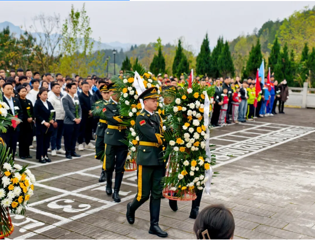 清明祭英烈 丰碑砺青春|beat365联合共青团德江县委开展“清明祭英烈 丰碑砺青春”主题团日活动(图1)