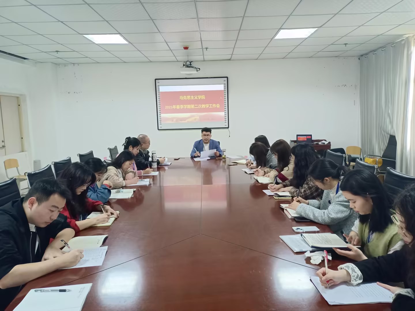 深化理论武装•聚焦教学主业 ——马克思主义学院召开2025年春季学期第二次教学工作会议(图1)