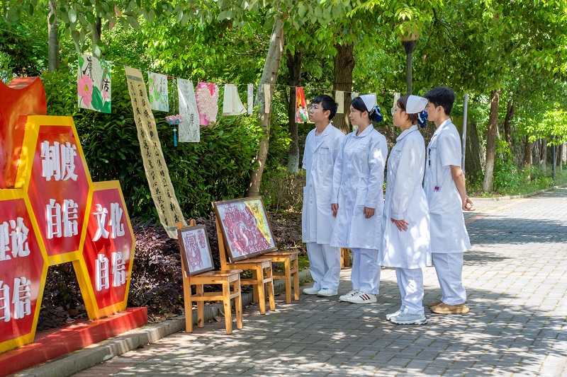 清风气正，笔墨传廉——护理学院党建引领团建廉洁书画作品展活动圆满举行(图3)