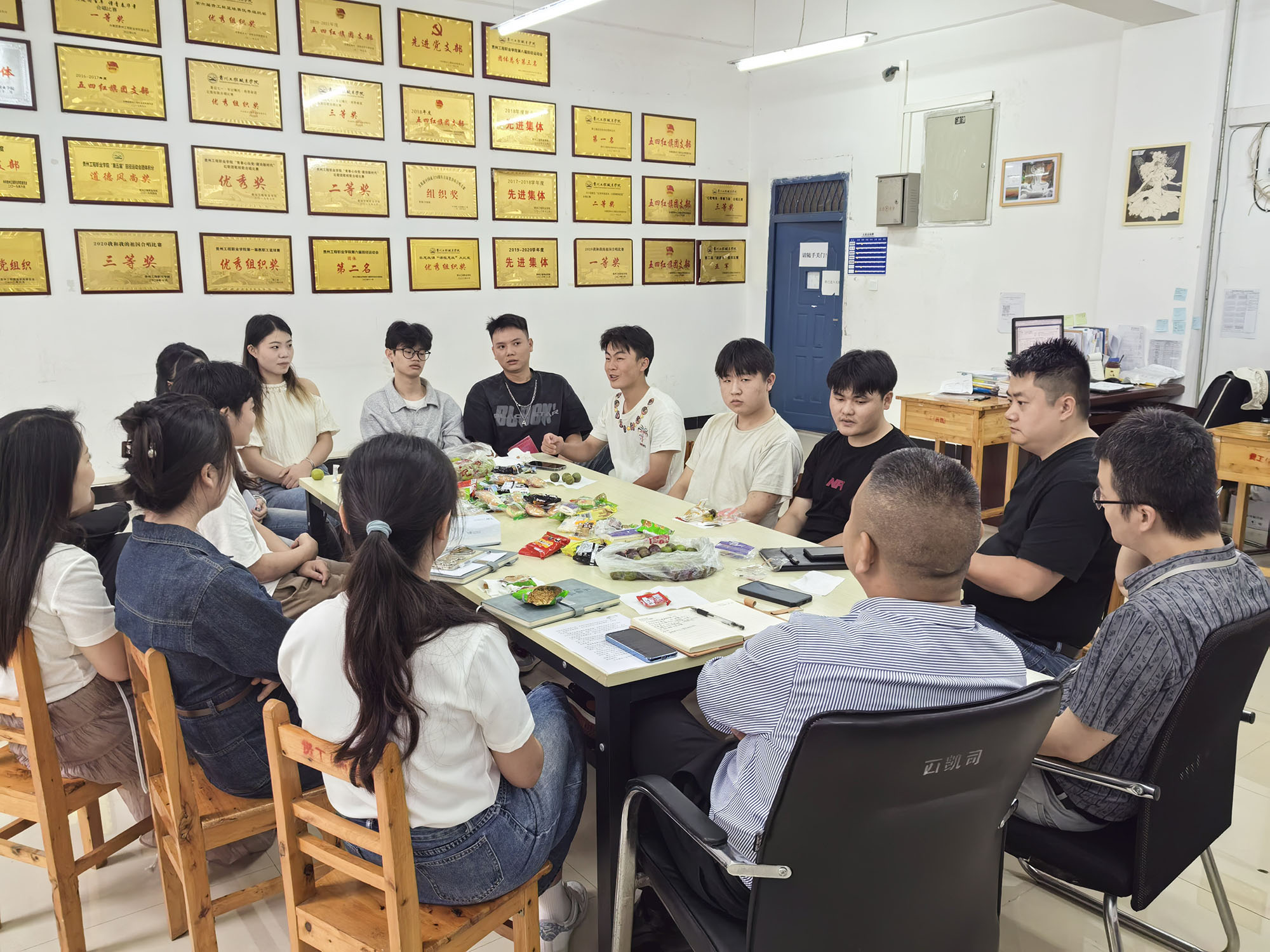 青春逐梦正当时，职引未来启新程 建筑工程学院召开毕业生座谈会(图2)