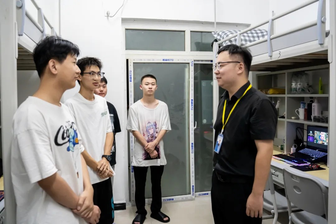 温情走访 寄语新生丨校领导暖心走访新生寝室(图3) 温情走访 寄语新生丨校领导暖心走访新生寝室(图3)