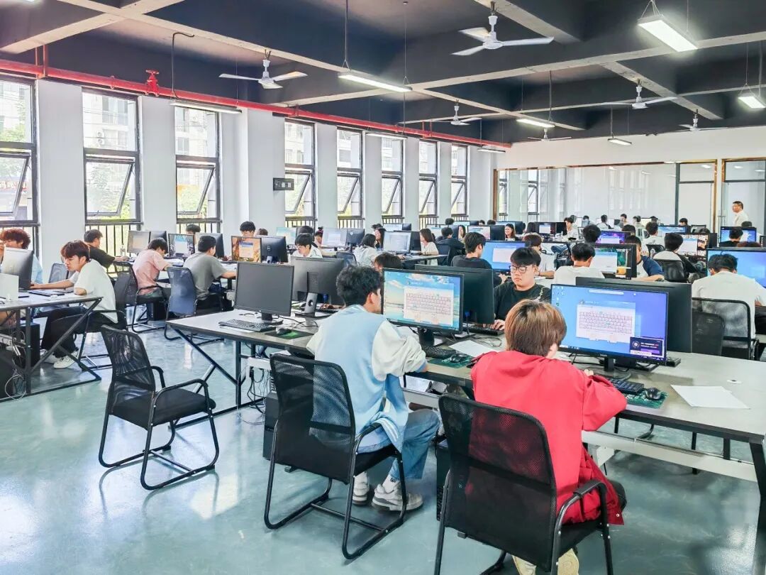 从“畏难观望”到“主动突围”——产教融合实训谱写职教改革新篇章(图1) 从“畏难观望”到“主动突围”——产教融合实训谱写职教改革新篇章(图1)