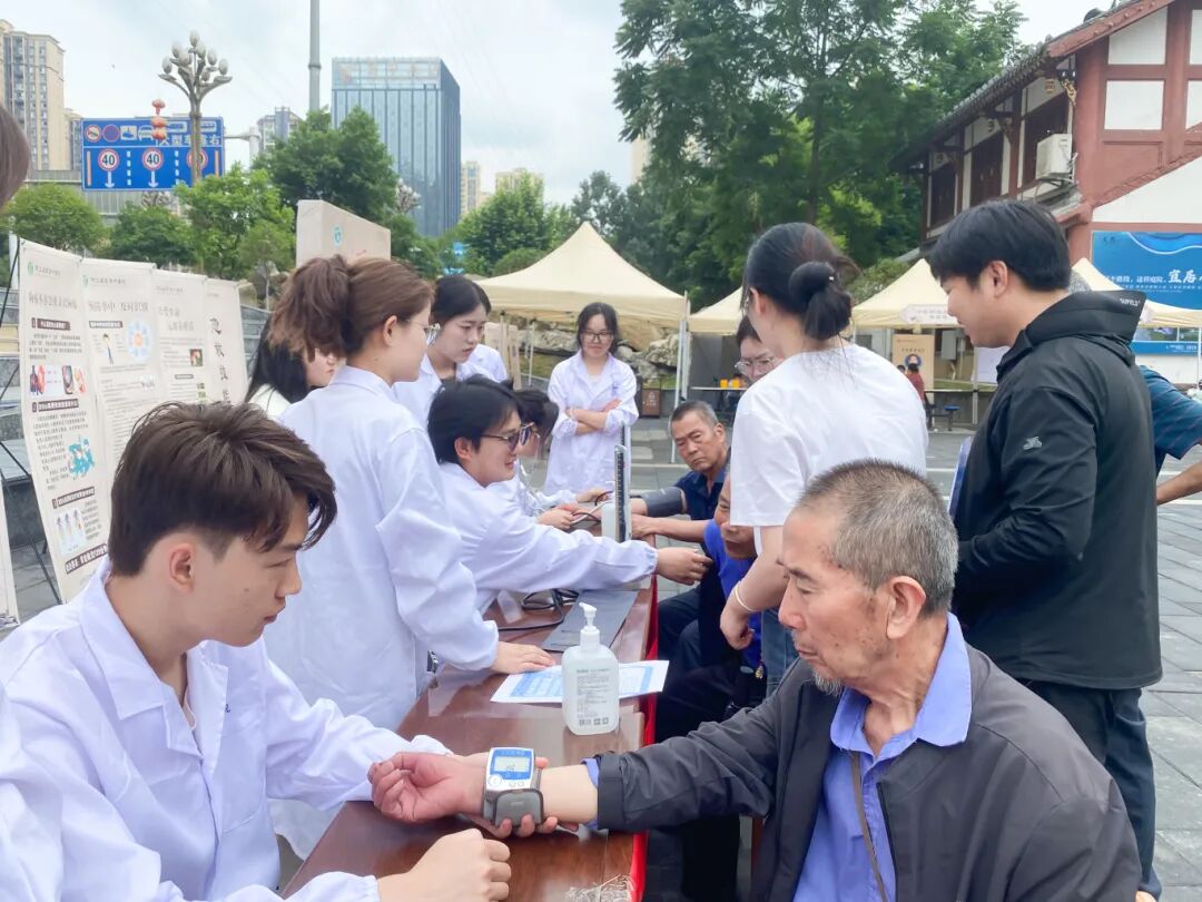 医教携手护健康 党群同心践初心丨beat365药学院开展公益健康服务行动(图1) 医教携手护健康 党群同心践初心丨beat365药学院开展公益健康服务行动(图1)